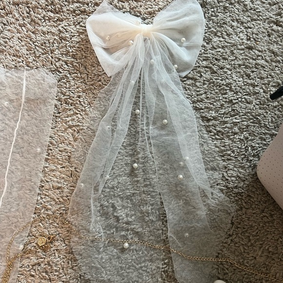 Elegant White Bridal Accessories Set - Picture 4 of 4